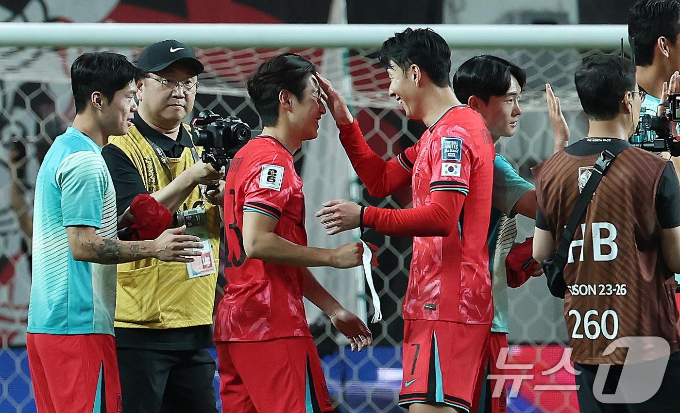 11일 오후 서울 마포구 상암동 서울월드컵경기장에서 열린 2026 북중미 월드컵 아시아 2차 예선 조별리그 C조 6차전 대한민국과 중국의 경기에서 1대0으로 승리한 대한민국 손흥민과 이강인이 기쁨을 나누고 있다. 2024.6.11/뉴스1 ⓒ News1 이동해 기자