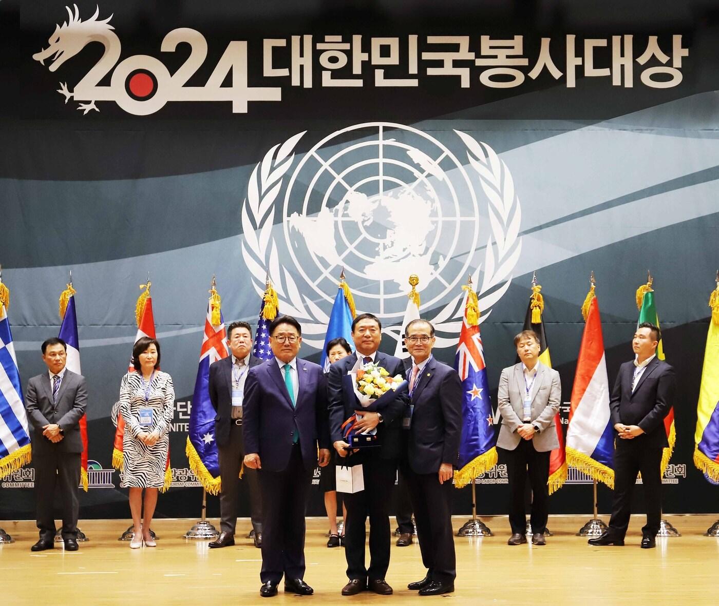 11일 서울 여의도 국회의원회관에서 열린 &#39;2024 상반기 대한민국 봉사 대상 시상식&#39;에서 유준상 한국정보기술연구원장&#40;왼쪽&#41;과 이승준 오리온 대표이사&#40;가운데&#41;, 안현식 한국유엔봉사단 이사장이 기념사진을 촬영하고 있다.&#40;오리온 제공&#41;