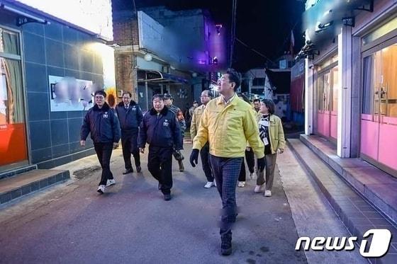 원강수 원주시장과 원주시 자율방범 순찰대가 지난해 3월16일 성매매집결지인 학성동 희매촌 일대에서 순찰활동을 벌이고 있다. 자료사진. &#40;뉴스1 DB&#41;