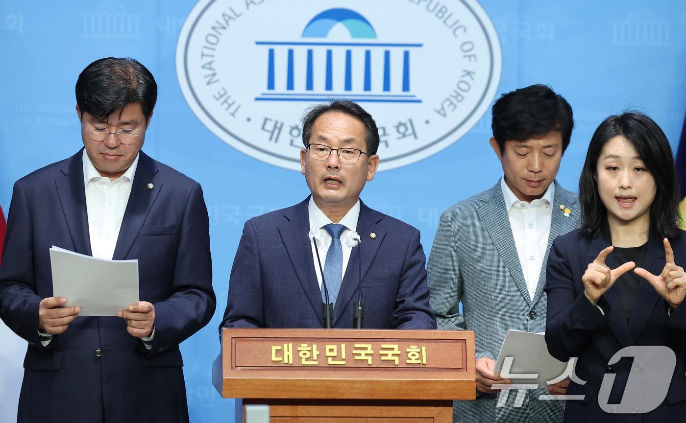 국회 정무위원회 소속 더불어민주당 강준현 의원 등이 12일 오전 서울 여의도 국회 소통관에서 민주당 정무위 10대 당론 추진 법안 및 가계부채지원 6법 추진 기자회견을 하고 있다 2024.6.12/뉴스1 ⓒ News1 김민지 기자