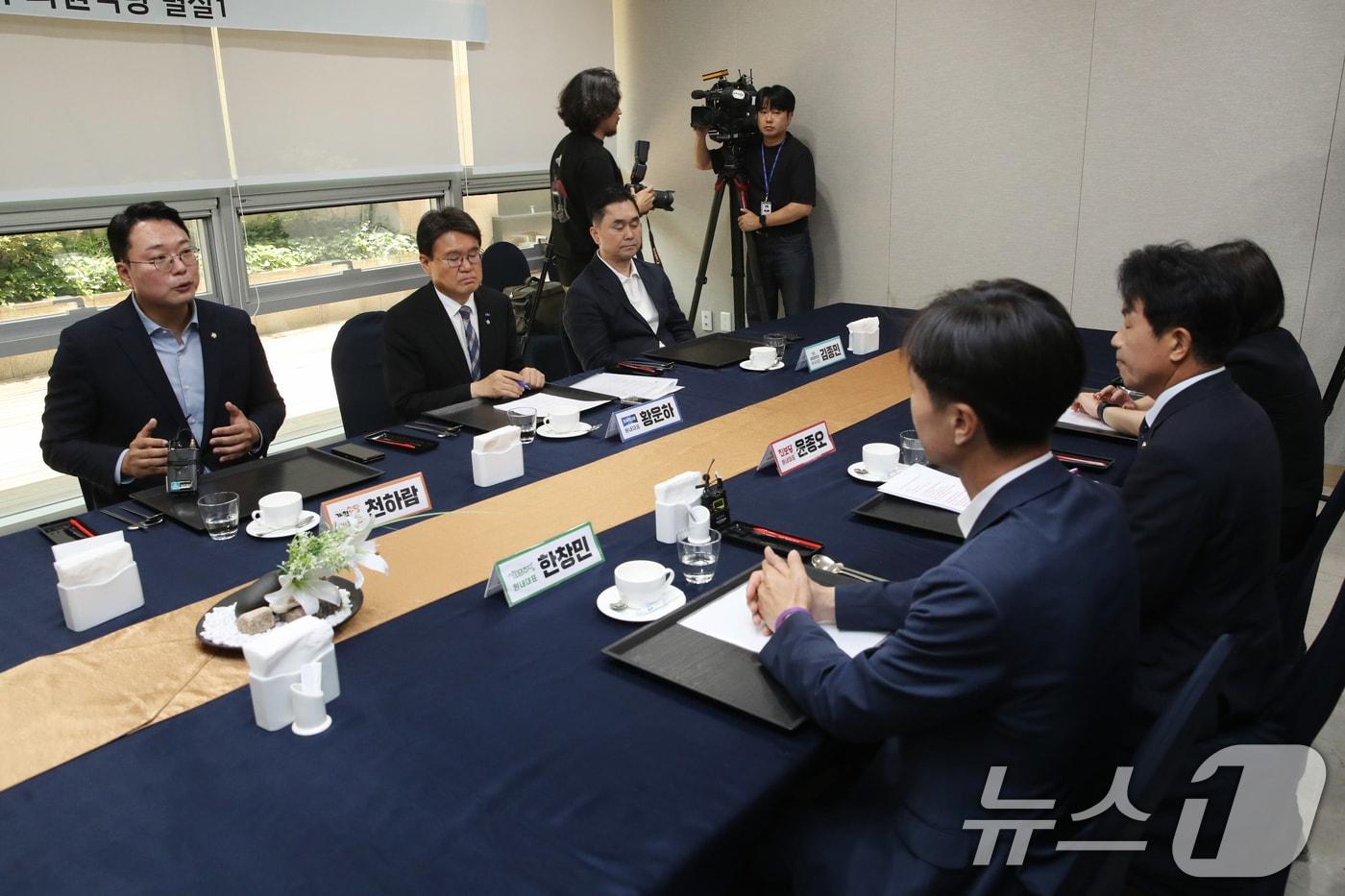 12일 서울 여의도 국회에서 비교섭단체 원내대표들이 간담회를 하고 있다. 왼쪽부터 시계방향으로 개혁신당 천하람, 조국혁신당 황운하, 새로운미래 김종민, 기본소득당 용혜인, 진보당 윤종오, 사회민주당 한창민 원내대표. 2024.6.12/뉴스1 ⓒ News1 이광호 기자