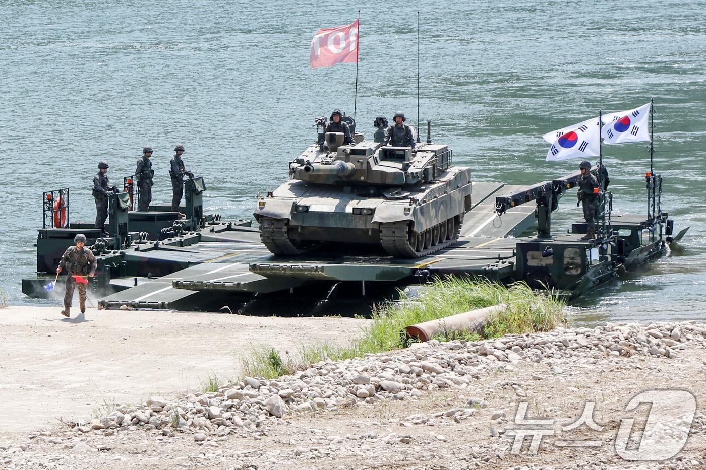 12일 경기도 남양주시 제7공병여단 도하훈련장에서 열린 &#39;자주도하장비 전략화 기념식&#39;에서 K2 전차가 수룡위에 올라 북한강 문교도하훈련을 하고 있다. 2024.6.12/뉴스1 ⓒ News1 민경석 기자