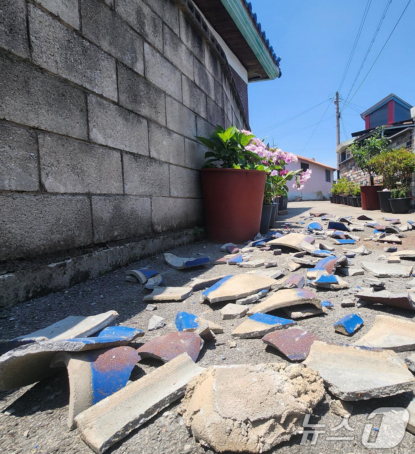 전북 부안지역에서 규모 4.8 지진이 발생한 12일 부안군 계화면 한 주택가 골목에 기왓장이 떨어져 깨져 있다. 2024.6.12/뉴스1 ⓒ News1 유경석 기자