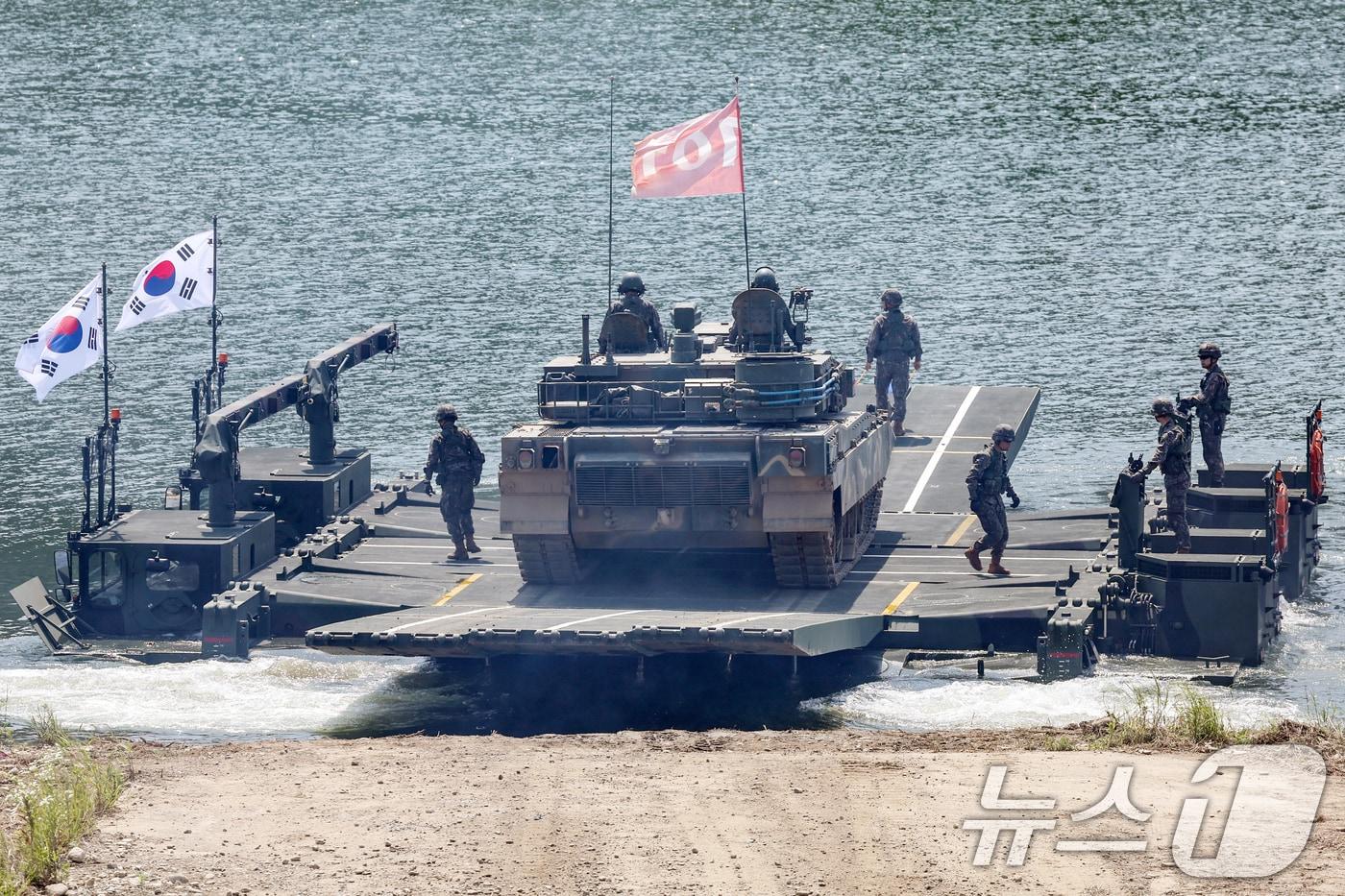 경기도 남양주시 제7공병여단 도하훈련장에서 열린 &#39;육군 자주도하장비 전략화 행사&#39;에서 K2 전차가 KM3&#40;수룡&#41; 위에 올라 북한강 문교도하훈련을 실시하고 있다. 2024.6.12/뉴스1 ⓒ News1 민경석 기자