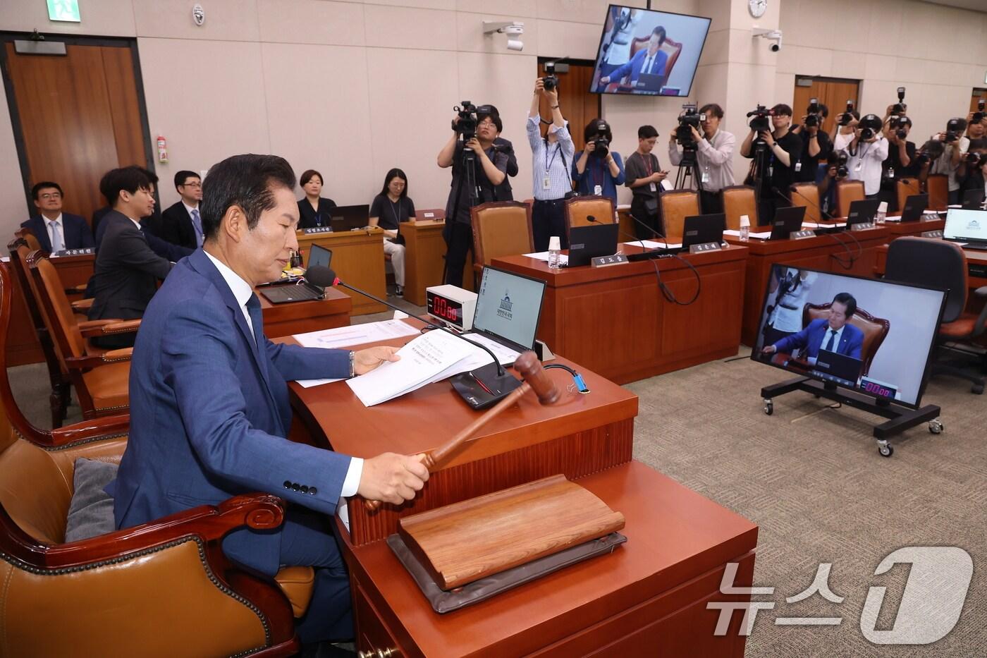 정청래 국회 법제사법위원회 위원장이 12일 오후 서울 여의도 국회에서 열린 법사위 첫 전체회의에서 의사봉을 두드리고 있다. 더불어민주당의 상임위 일정에 보이콧을 선언한 국민의힘 의원들은 이날 회의에 불참했다. 2024.6.12/뉴스1 ⓒ News1 김민지 기자