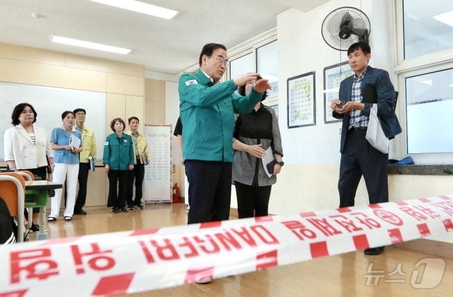 서거석 전북특별자치도교육감이 12일 지진 피해가 발생한 부안지역 학교를 찾아 상황을 점검하고 복구 대책을 논의했다.&#40;전북교육청 제공&#41;/뉴스1