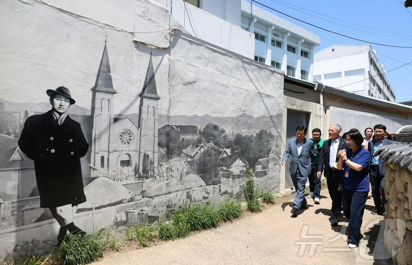 유인촌 문화체육관광부 장관이 12일 대구 중구 근대골목 투어 코스를 둘러보고 있다. &#40;문체부 제공&#41; 2024.6.12/뉴스1