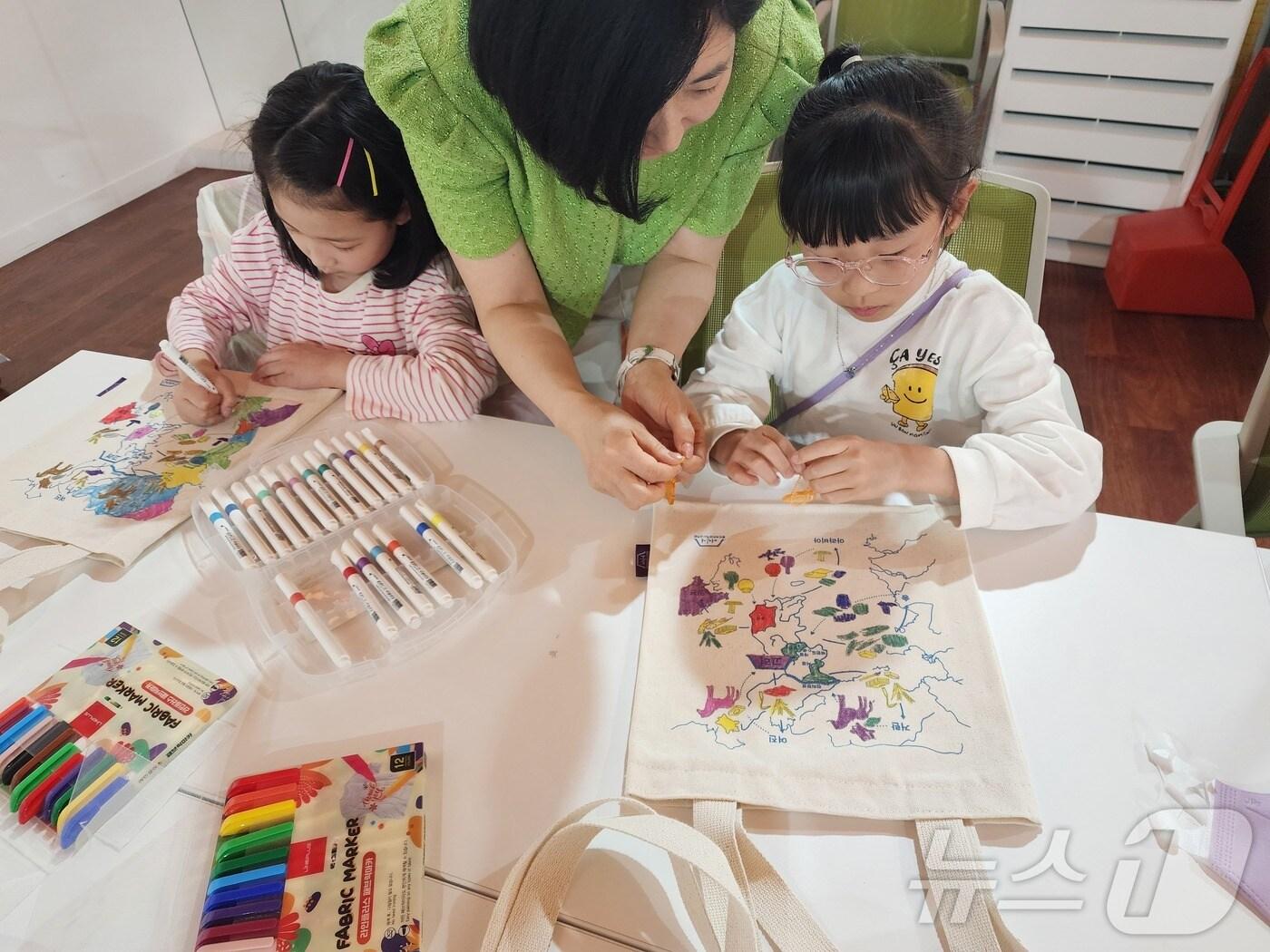 용인시 처인성역사교육관이 여름방학 기간 동안 운영하는 고려무역길 체험 프로그램 모습.&#40;용인시 제공&#41;