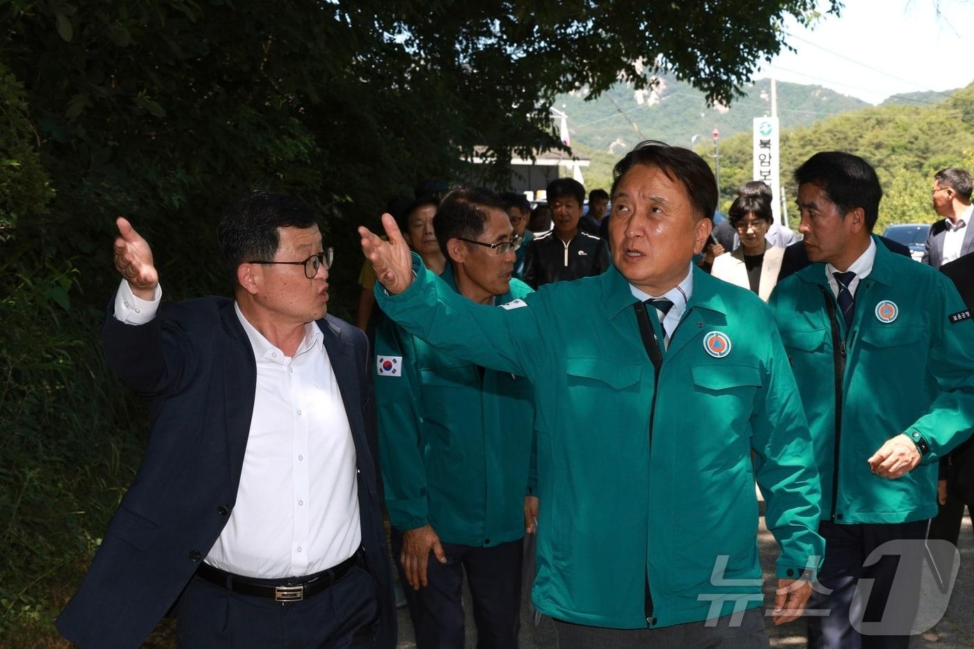 충북도정을 보고하고 현장의 의견을 청취하기 위해 12일 보은군을 방문한 김영환 충북지사가 속리산면 북암리 위험 사면을 찾아 현장 점검을 하고 있다. &#40;충북도 제공&#41; /뉴스1 