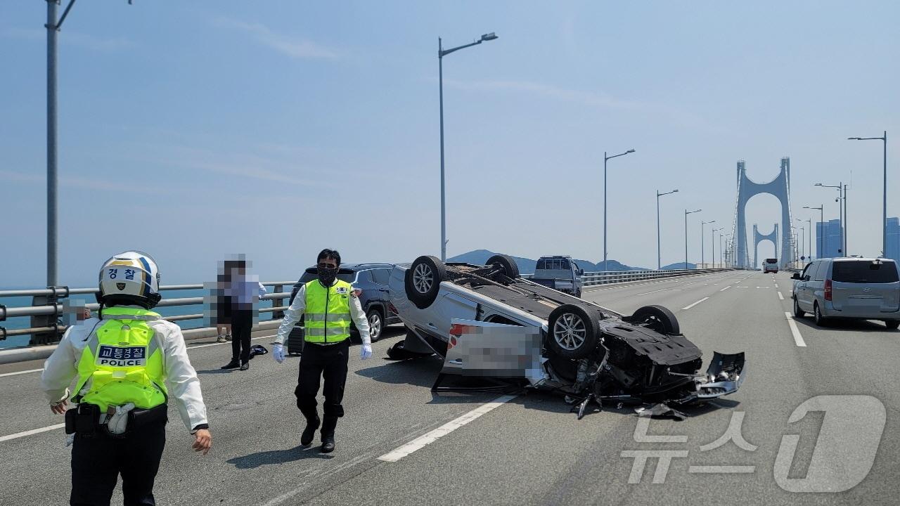 부산 광안대교 해운대구→남구 방향 상판에서 차량 5대가 추돌한 사고 현장.2024.6.12.&#40;부산경찰청 제공&#41;