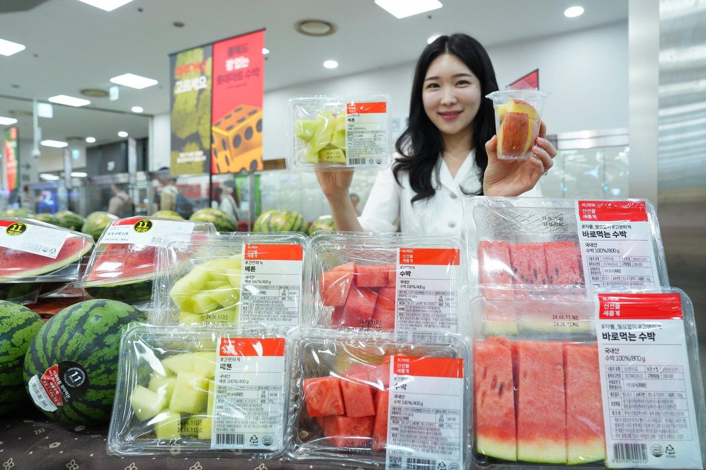 롯데마트 제타플렉스 서울역점 과일매장에서 롯데마트 관계자가 소용량 조각 과일을 들어 보이고 있다.&#40;롯데마트 제공&#41;