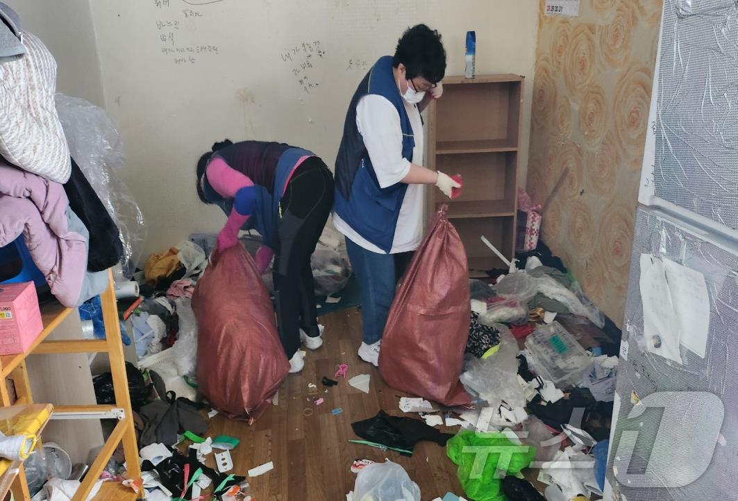 사회서비스 시범사업 관계자가 위기 가구를 찾아 청소를 하고 있다&#40;부산시청 제공&#41;