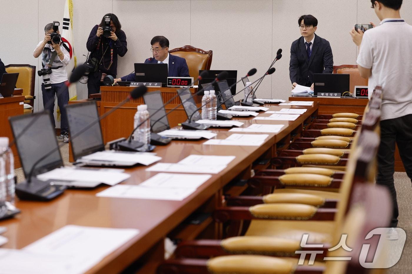 맹성규 국회 국토교통위원회 위원장이 13일 오전 서울 여의도 국회에서 열린 국토위 첫 전체회의에서 의사봉을 두드리고 있다. 이날 국민의힘 의원들은 회의에 불참했다. 2024.6.13/뉴스1 ⓒ News1 안은나 기자