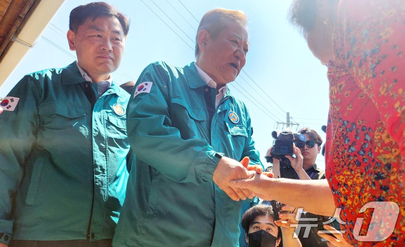 이상민 행전안전부 장관&#40;가운데&#41;이 13일 전북자치도 부안군 계화면 지진 피해현장을 찾아 지진 피해 주민들을 위로하고 있다. 2024.6.13/뉴스1 ⓒ News1 유경석 기자