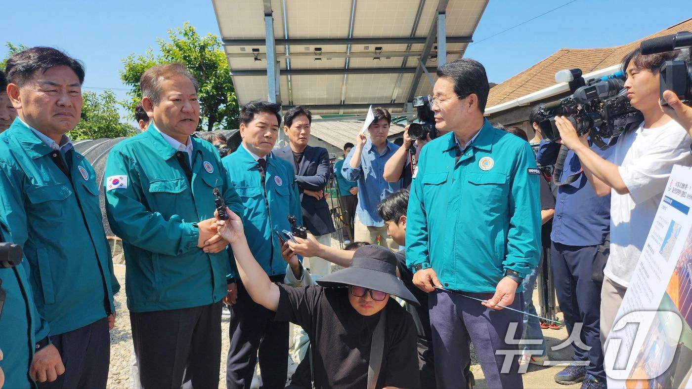 이상민 행전안전부 장관&#40;왼쪽 두번째&#41;이 13일 전북자치도 부안군 계화면 지진 피해현장을 찾아 현장 점검을 하고 있다. 2024.6.13/뉴스1 ⓒ News1 유경석 기자