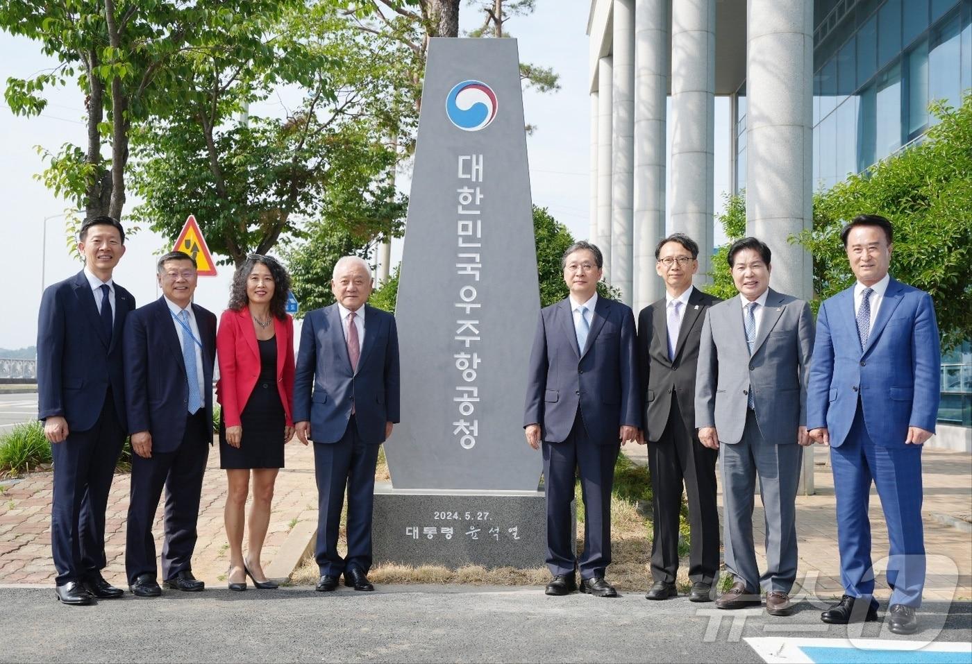 대통령 직속 국민통합위원회가 우주항공청을 방문해 우주항공산업 발전 방향과 우주산업 정책 제안 공유‧협력 방안 등에 대해 논의했다.  사진 왼쪽에서 네 번째가 김한길 국민통합위원장. &#40;사진 제공=대통령 직속 국민통합위원회&#41; 