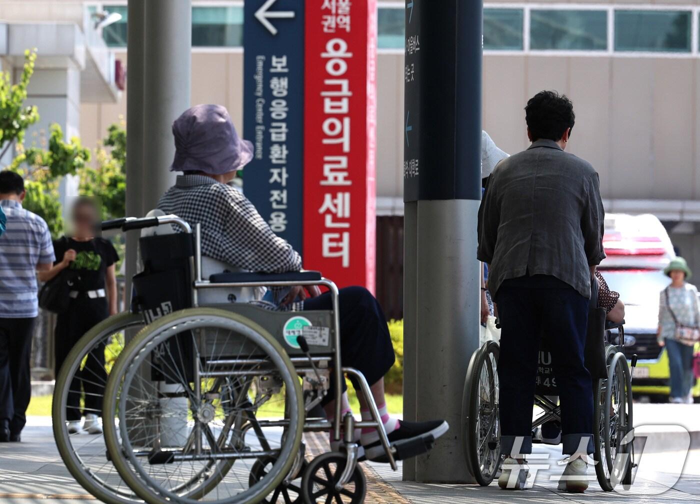 13일 서울의 한 대학병원에서 환자들이 발걸음을 옮기고 있다. 앞서 서울의대-서울대병원 비상대책위원회가 17일부터 무기한 집단 휴진을 결의한 것을 시작으로 대한의사협회는 18일 집단 휴진과 총궐기대회 개최를 예고했다. 2024.6.13/뉴스1 ⓒ News1 구윤성 기자