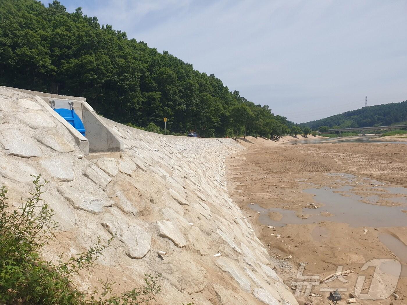 지난해 폭우에 제방이 유실됐던 문수면 월호리 서천 정비완료 모습&#40;영주시 제공&#41;2024.6.13/뉴스1