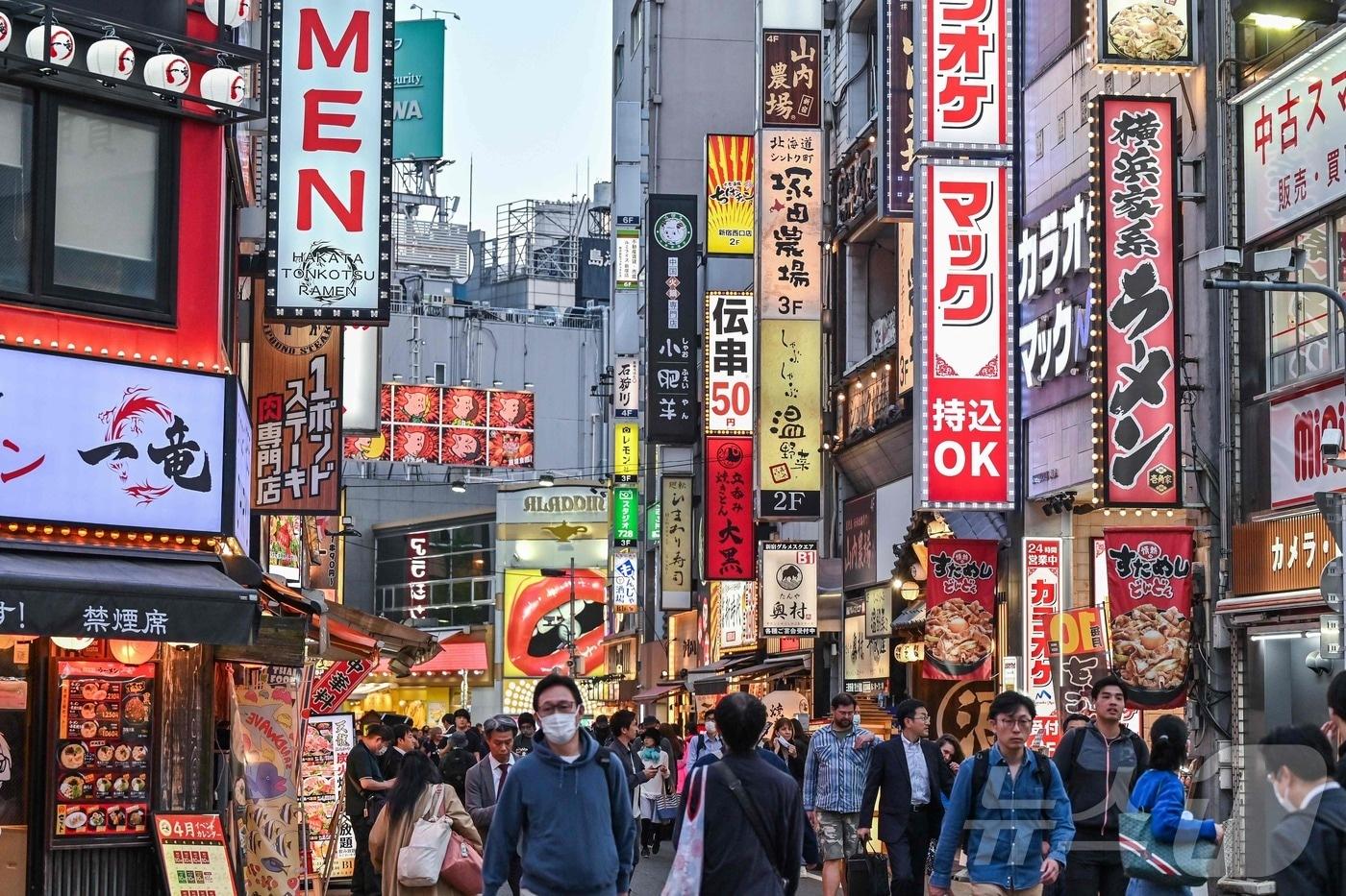 일본 도쿄 신주쿠의 골목 식당가가 사람들로 북적이고 있다. 2024.04.19/ ⓒ AFP=뉴스1 ⓒ News1 권진영 기자