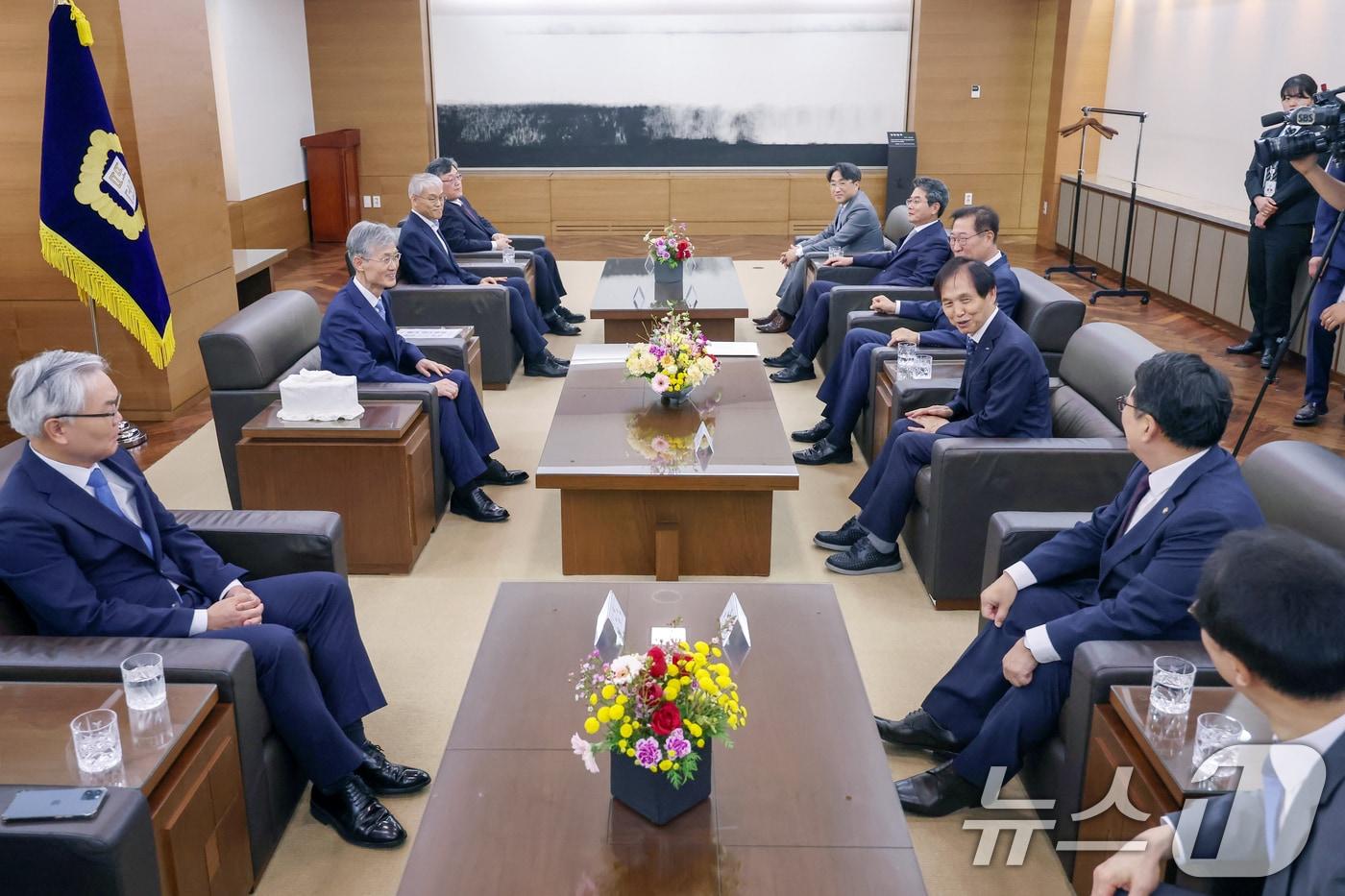 조희대 대법원장과 이광형 한국과학기술원&#40;KAIST&#41; 총장 등 참석자들이 13일 오후 서울 서초구 대법원에서 열린 &#39;대법관후보추천위원회&#39; 회의에서 환담을 나누고 있다. 2024.6.13/뉴스1 ⓒ News1 민경석 기자