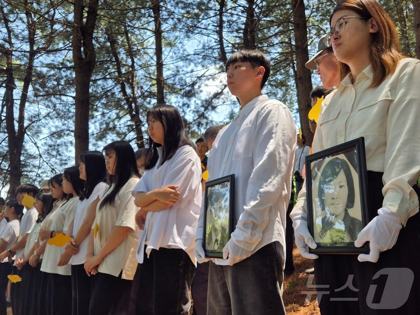 13일 오전 경기 양주시 효순미선평화공원에서 열린 고&#40;故&#41; 신효순·심미선 양 22주기 추모행사에서 참석자들이 희생자들의 영정사진을 들고 있다. 2024.06.13/뉴스1 양희문 기자 ⓒ News1 양희문 기자