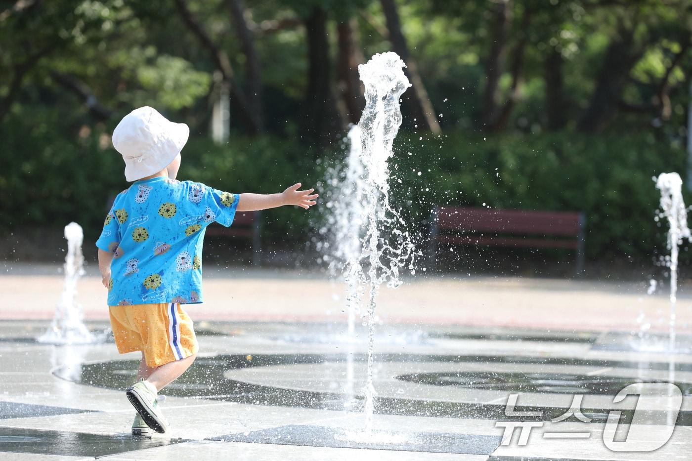 폭염특보가 내려진 13일 광주 광산구 월계동의 쌍암공원 바닥분수에서 한 어린이가 물놀이를 하며 더위를 식히고 있다. 2024.6.13/뉴스1 ⓒ News1 박지현 기자