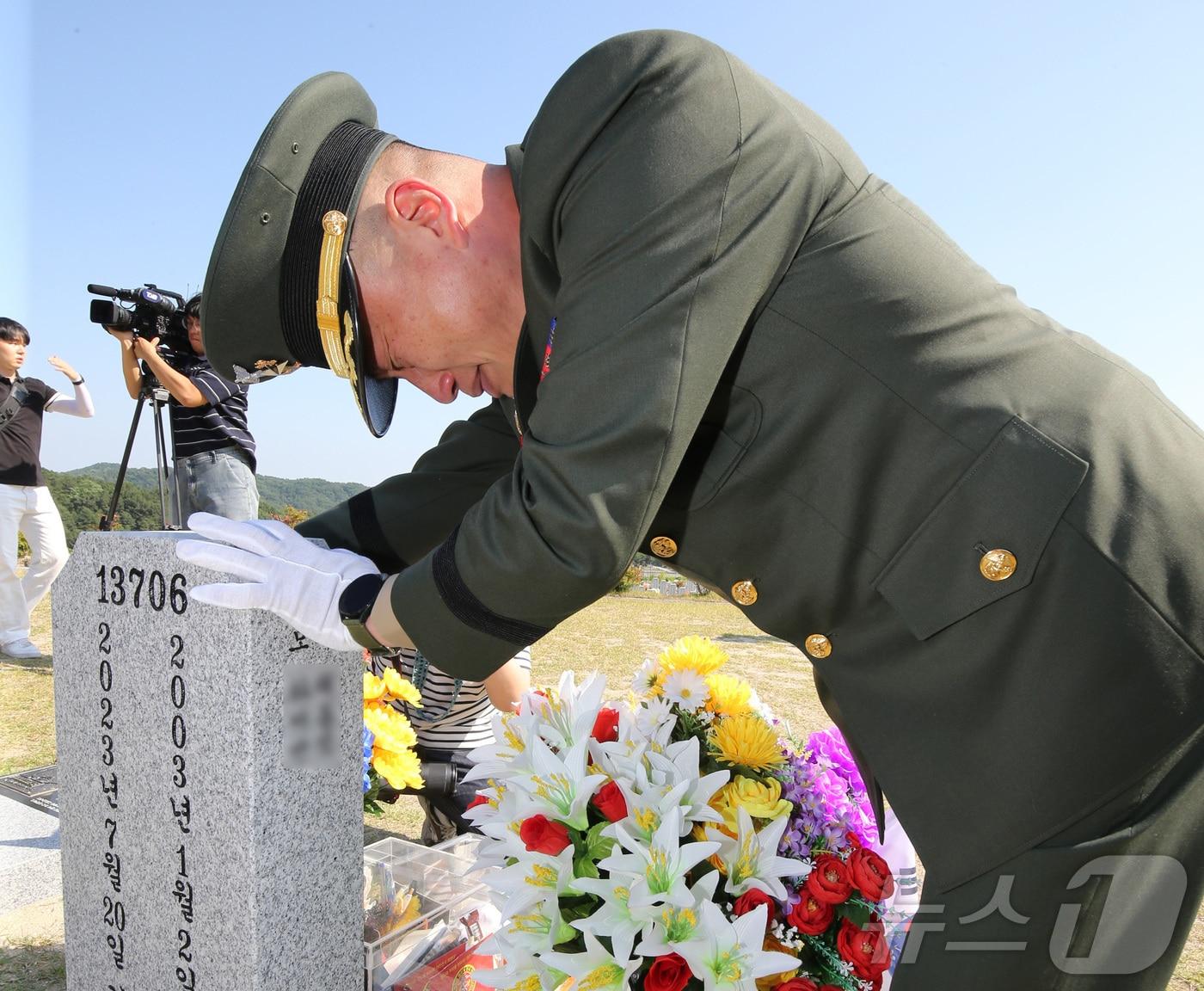 순직한 채수근 해병 상병의 직속 상관이었던 이용민 전 해병대 1사단 포병여단 포병7대대장&#40;중령&#41;이 13일 오후 대전 유성구 국립대전현충원 채수근 상병의 묘역을 찾아 참배한 뒤 눈물을 흘리고 있다. 2024.6.13/뉴스1 ⓒ News1 김기태 기자