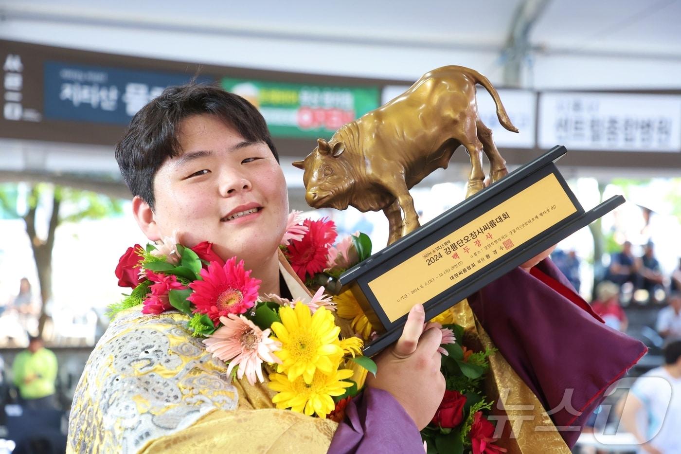 김민재&#40;영암군민속씨름단&#41; 13일 강원도 강릉 단오제 행사장에서 열린 &#39;위더스제약 2024 강릉단오장사씨름대회&#39; 백두장사를 차지했다.&#40;대한씨름협회 제공&#41;