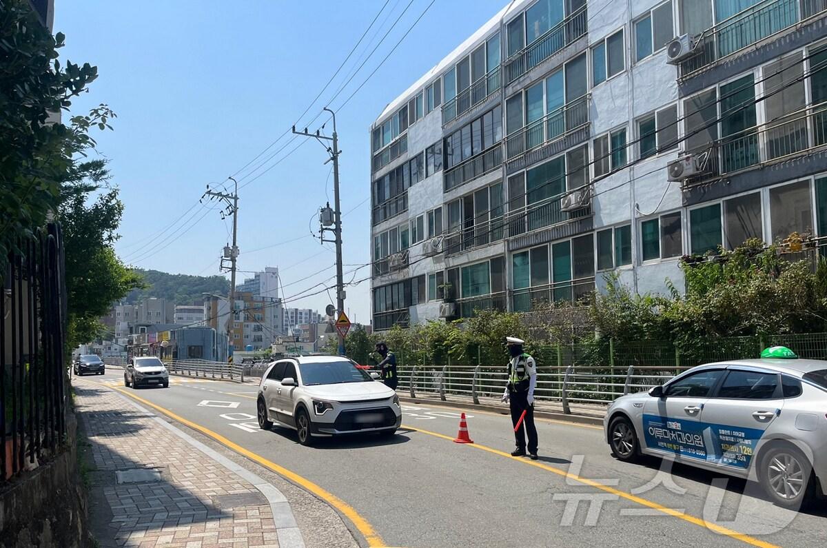 경찰이 부산진구 가야공원 입구에서 음주단속을 벌이고 있다.&#40;부산경찰청 제공&#41; 