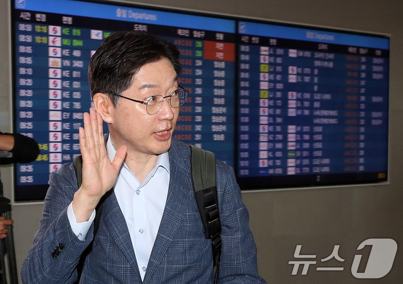 김경수 전 경남도지사가 14일 오전 인천국제공항 2터미널에서 런던으로 출국하며 지인들에게 작별 인사를 하고 있다. 고 노무현 전 대통령 15주기 추도식에 참석하기 위해 일시 귀국한 김 전 지사는 이날 출국 후 영국에서의 생활을 정리하고 독일 에버트재단 초청으로 베를린에서 6개월 정도 머무른 후 올해 연말 귀국할 예정이다. 2024.6.14/뉴스1 ⓒ News1 오대일 기자