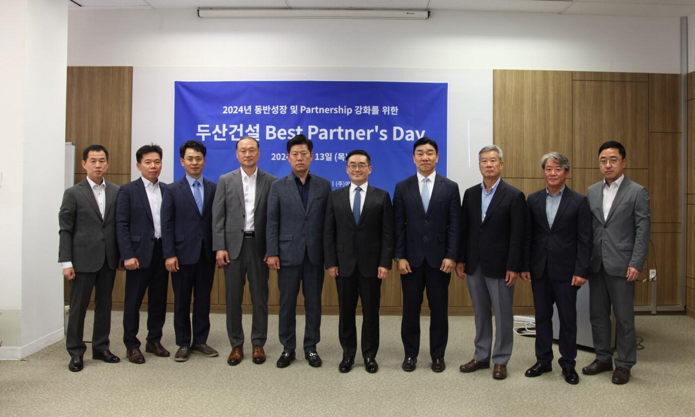 &#39;두산건설 Best Partner&#39;s Day&#39; 공사수행부문 우수협력사 포상식 기념사진&#40;두산건설 제공&#41;