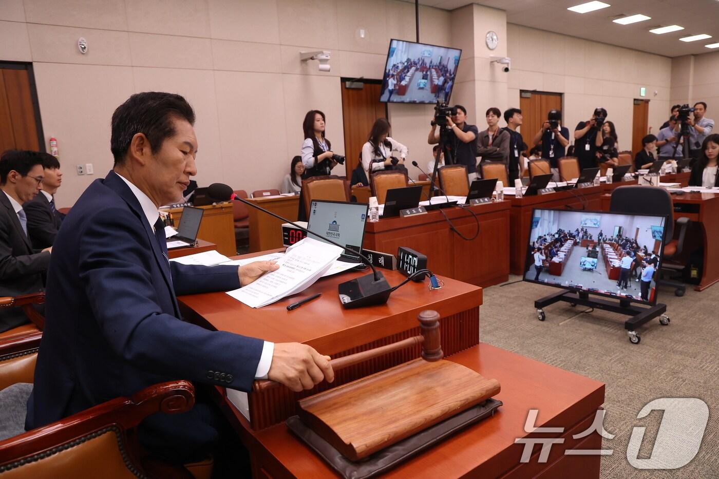 정청래 국회 법제사법위원장이 14일 오전 서울 여의도 국회에서 열린 법제사법위원회 전체회의에서 의사봉을 두드리고 있다. 2024.6.14/뉴스1 ⓒ News1 김민지 기자