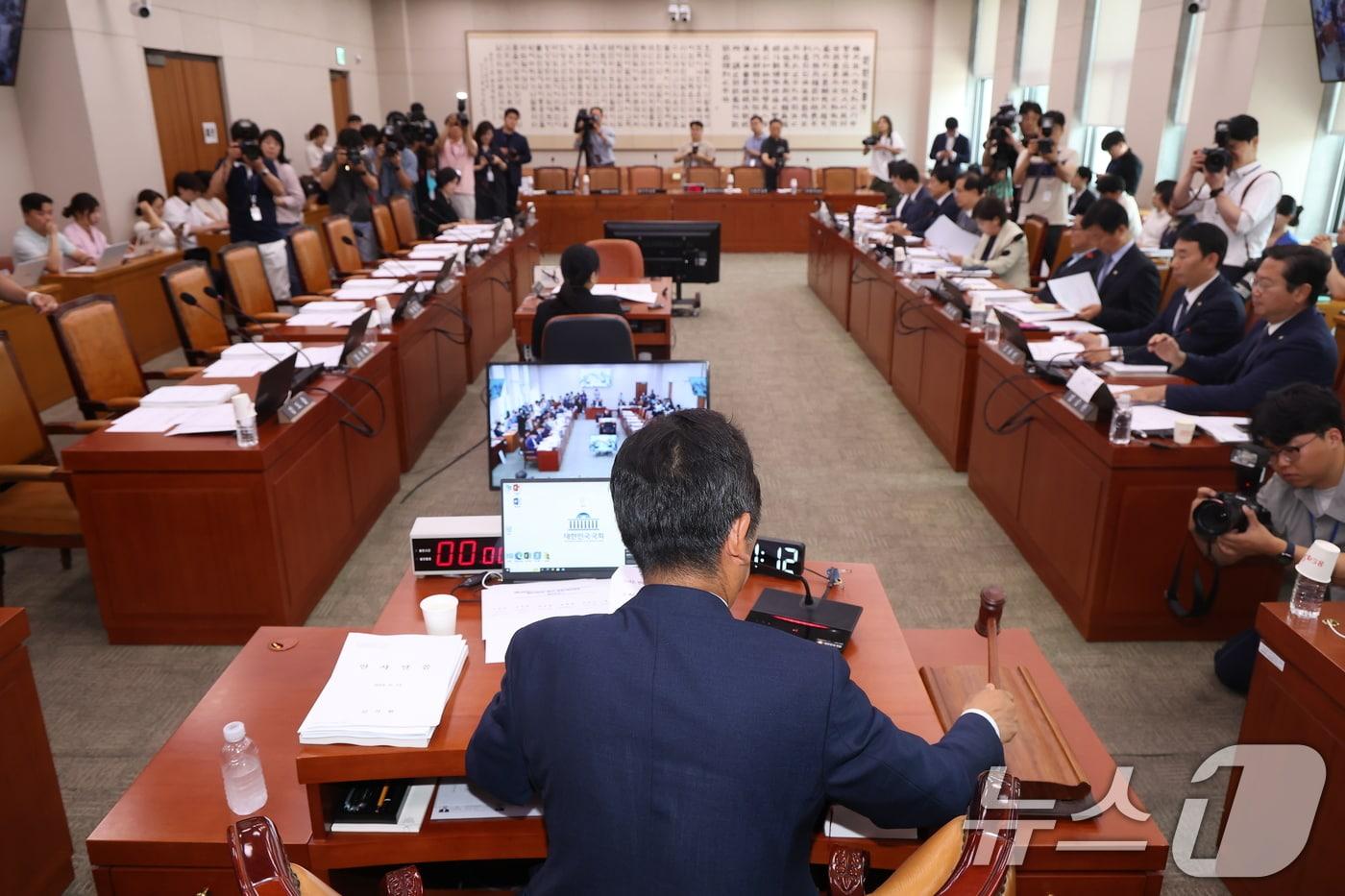 정청래 국회 법제사법위원장이 14일 오전 서울 여의도 국회에서 열린 법제사법위원회 전체회의에서 채상병 특검법 심사 소위 구성의 건을 의결하고 있다. 2024.6.14/뉴스1 ⓒ News1 김민지 기자