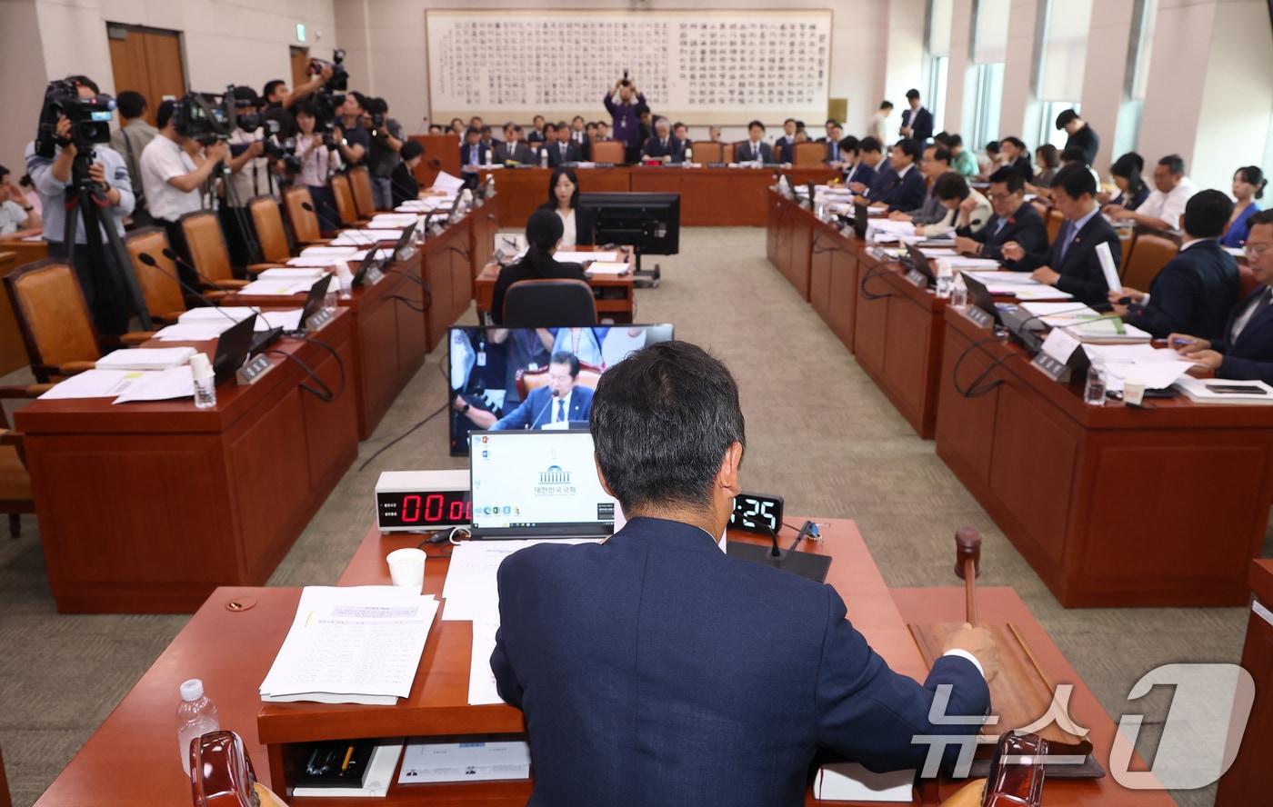 정청래 국회 법제사법위원장이 14일 오전 서울 여의도 국회에서 열린 법제사법위원회 전체회의에서 &#39;순직 해병 진상규명 방해 및 사건은폐 등의 진상규명을 위한 특별검사 임명법&#40;채상병 특검법&#41;&#39; 12명에 대한 증인 채택의 건을 의결하고 있다. 2024.6.14/뉴스1 ⓒ News1 김민지 기자