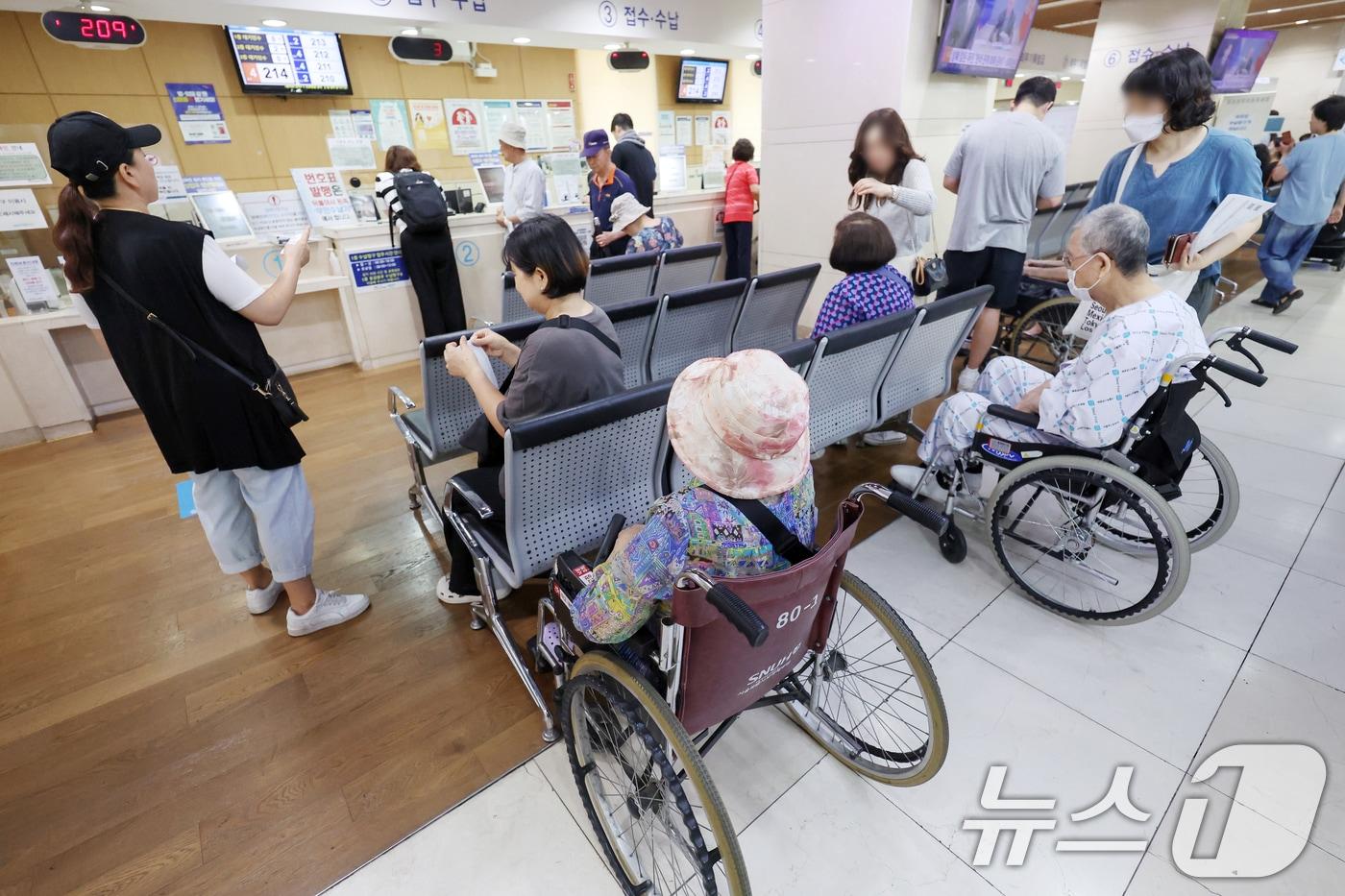 서울의 한 병원 접수창구에서 환자와 보호자들이 대기하고 있다. 2024.6.14/뉴스1 ⓒ News1 민경석 기자