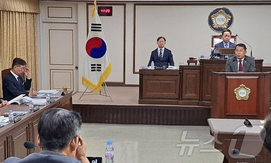 14일 대전 중구의회 본회의장에서 국민의힘 김석환 의원이 구정 질문을 하고 있다. 맨 왼쪽은 김제선 구청장. 2024.6.14. /뉴스1 ⓒNews1 최일 기자