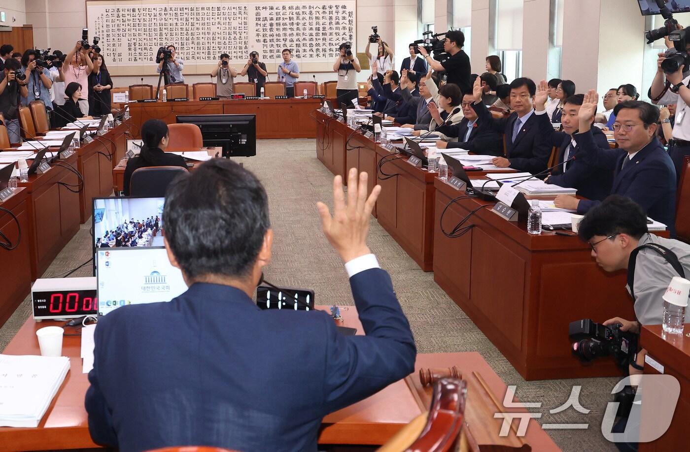 14일 오전 서울 여의도 국회에서 열린 법제사법위원회 전체회의에서 더불어민주당 측 위원들이 채상병 특검법 심사 소위 구성의 건에 찬성하고 있다. 2024.6.14/뉴스1 ⓒ News1 김민지 기자