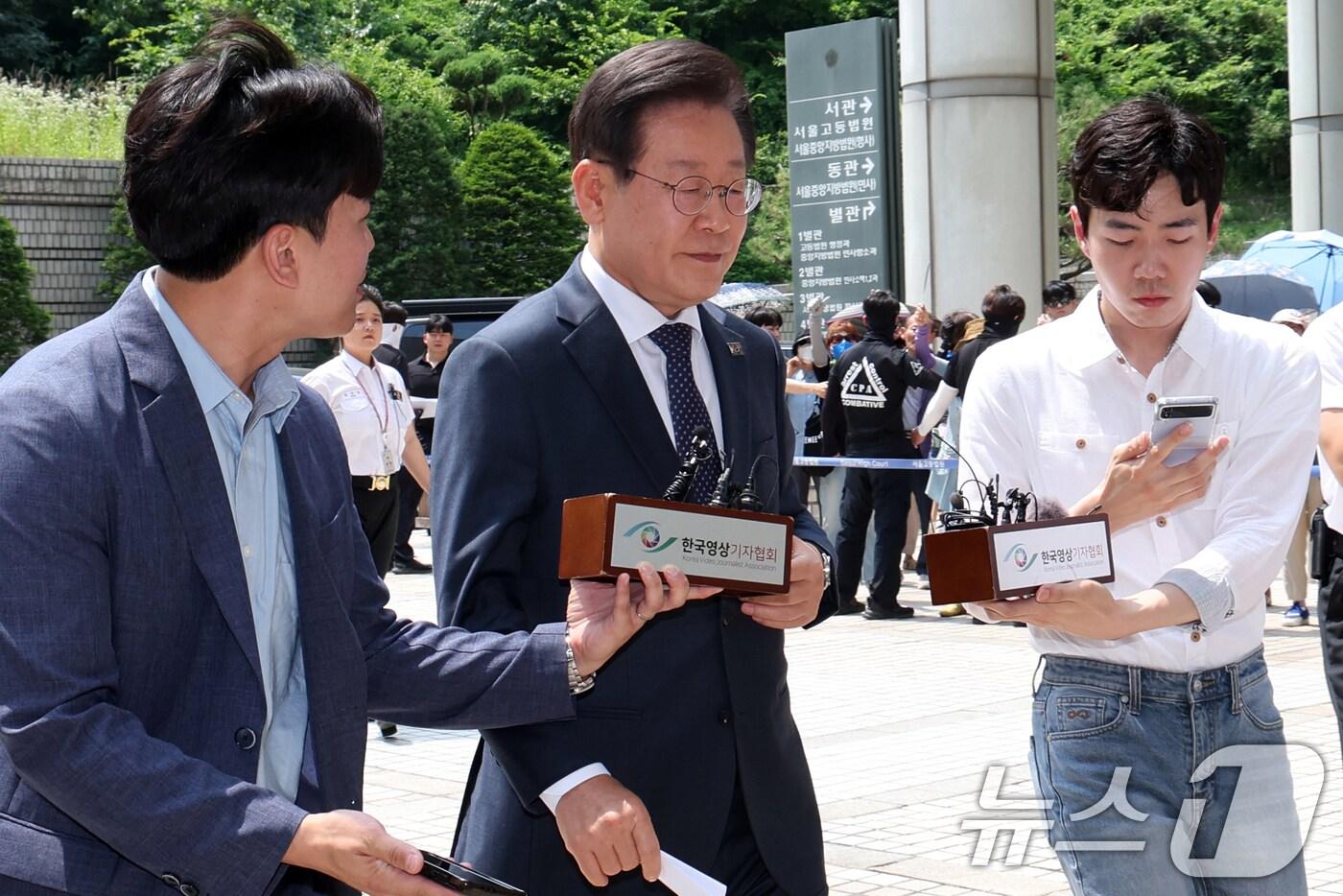 이재명 더불어민주당 대표가 14일 오후 서울 서초구 서울중앙지방법원에서 열린 공직선거법 위반 공판에 출석하고 있다. 2024.6.14/뉴스1 ⓒ News1 김명섭 기자