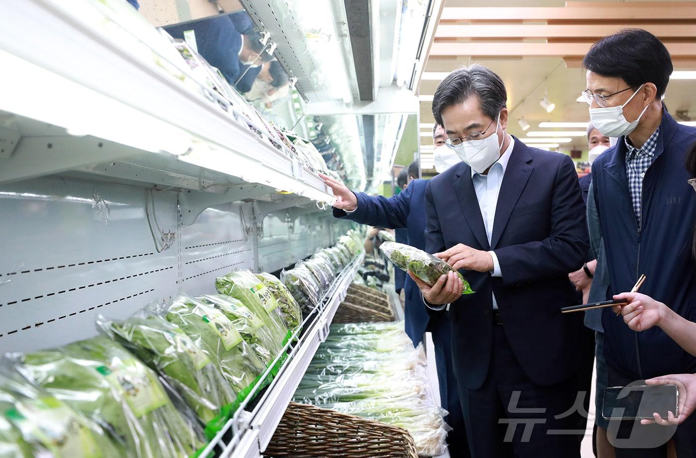 김동연 경기도지사가 농산물 및 로컬푸드와 신선식품, 축산물 등 매장을 둘러보며 소비자 체감물가를 확인하고 있다.&#40;경기도 제공&#41;