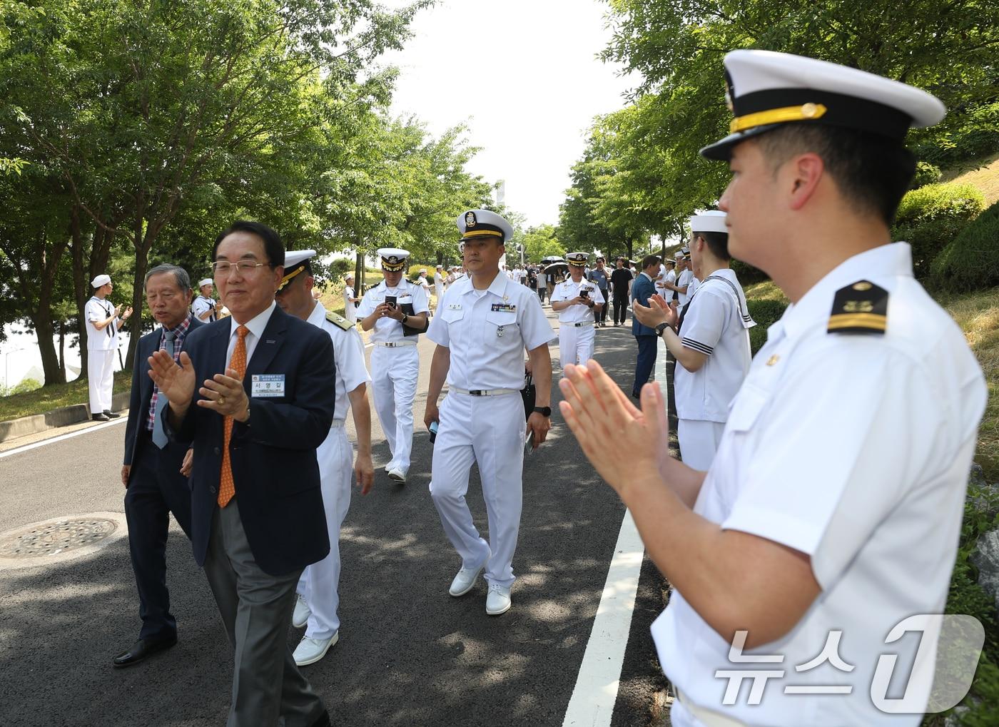 14일 오후 경기 평택시 포승읍 해군 2함대 사령부에서 열린 &#39;제1연평해전 전승 25주년 기념행사&#39;에서 참전용사들과 내빈들이 장병들의 박수를 받으며 걸어가고 있다. 2024.6.14/뉴스1 ⓒ News1 김영운 기자