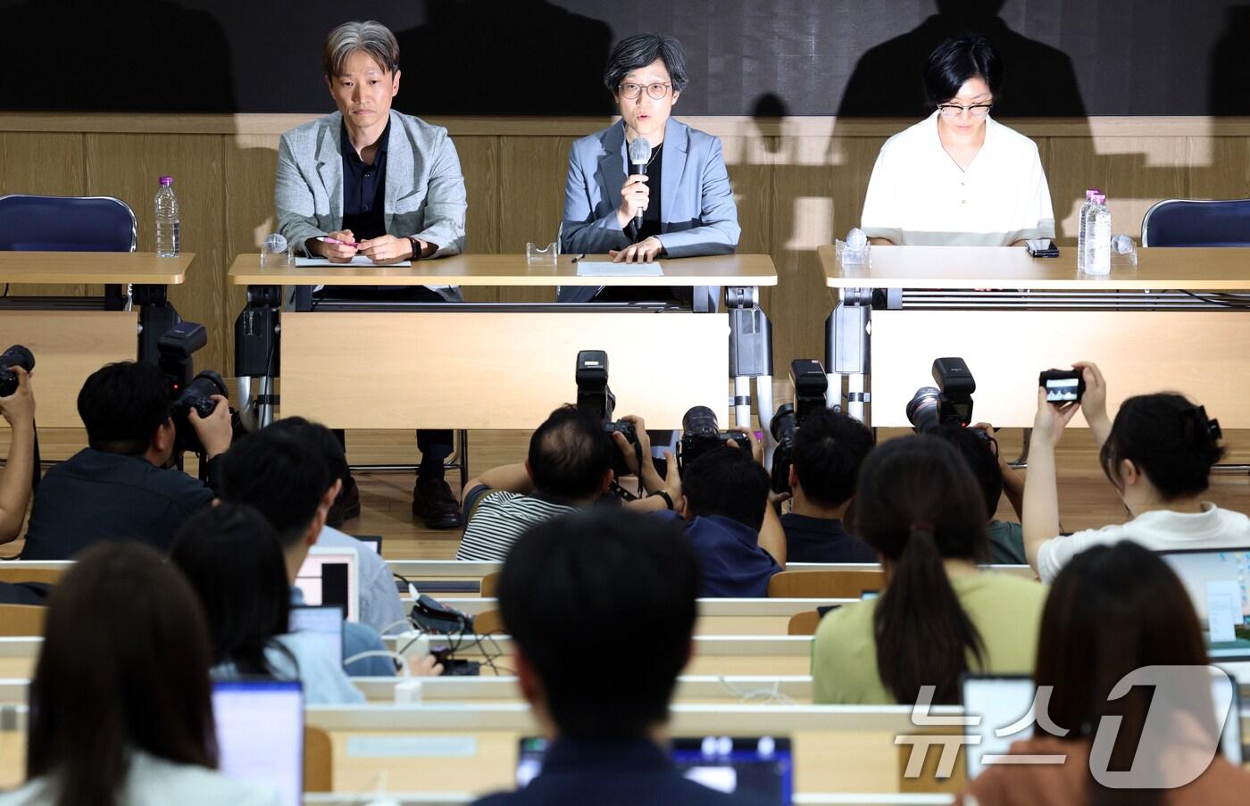 서울의대·서울대학교병원 교수협의회 비상대책위원회 강희경 위원장&#40;가운데&#41;이 14일 오후 서울 종로구 연건동 서울의대 융합관 양윤선홀에서 가진 기자회견에서 중증·희귀질환 환자 진료 방침 등에 대해 설명하고 있다. 2024.6.14/뉴스1 ⓒ News1 박정호 기자