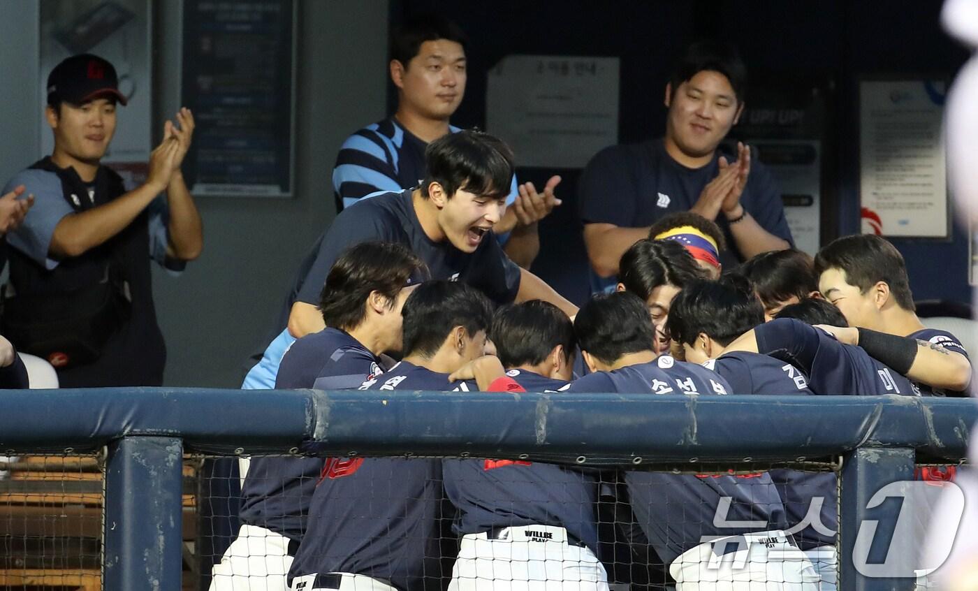 14일 오후 서울 송파구 잠실야구장에서 열린 프로야구 &#39;2024 신한 SOL 뱅크 KBO리그&#39; LG트윈스와 롯데자이언츠의 경기에서 4회초 롯데 공격 2사 주자 없는 상황 정훈이 솔로 홈런을 치고 더그아웃에서 동료들과 기쁨을 나누고 있다. 2024.6.14/뉴스1 ⓒ News1 이승배 기자