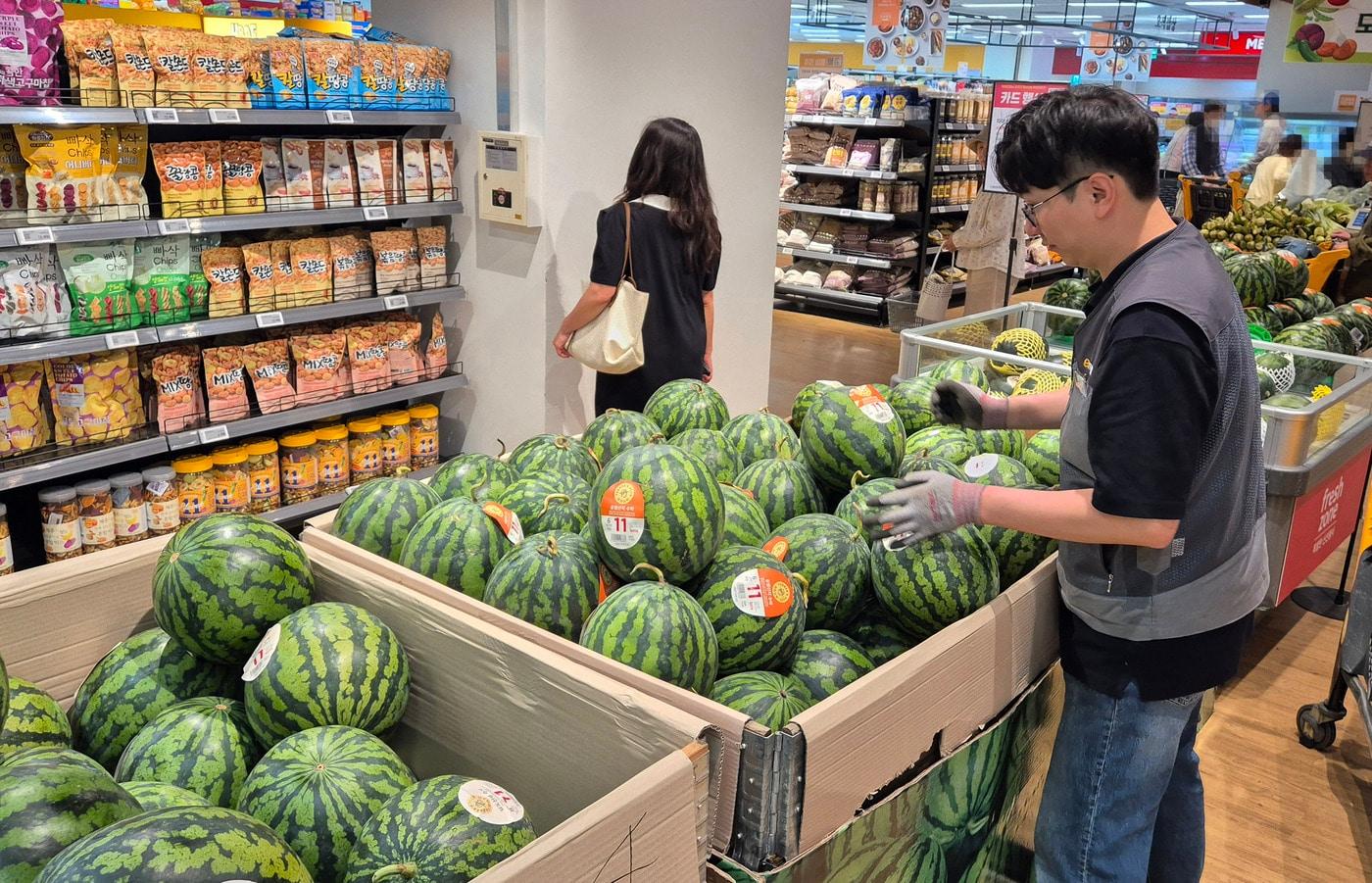 이마트 매대에 진열된 수박.&#40;이마트 제공&#41;. 