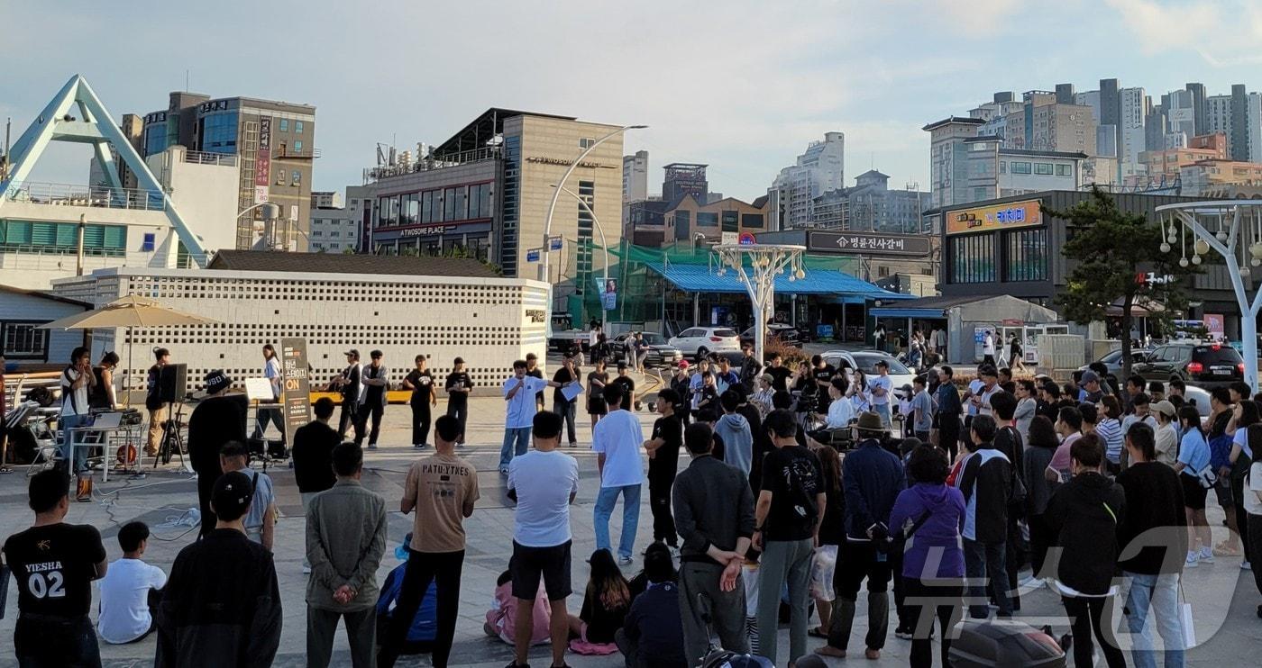 울산 동구 일산해수욕장에서 지난 9일 스트릿 댄스배틀 ‘올드앤뉴’ 무대가 열렸다. 