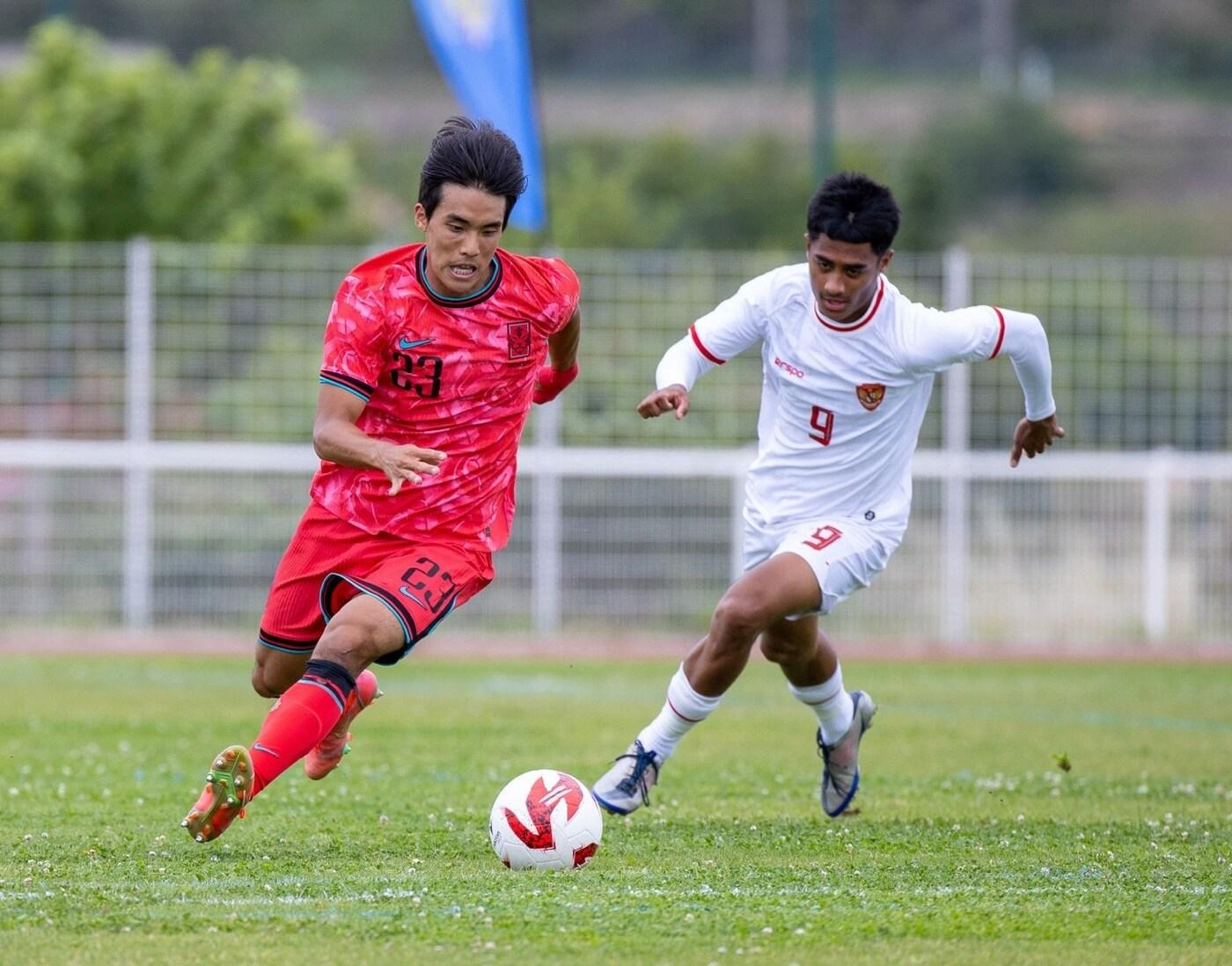 21세 이하&#40;U21&#41; 축구대표팀의 안재민이 인도네시아 수비를 제치고 있다. &#40;모리스 리벨로 대회 조직위 제공&#41;