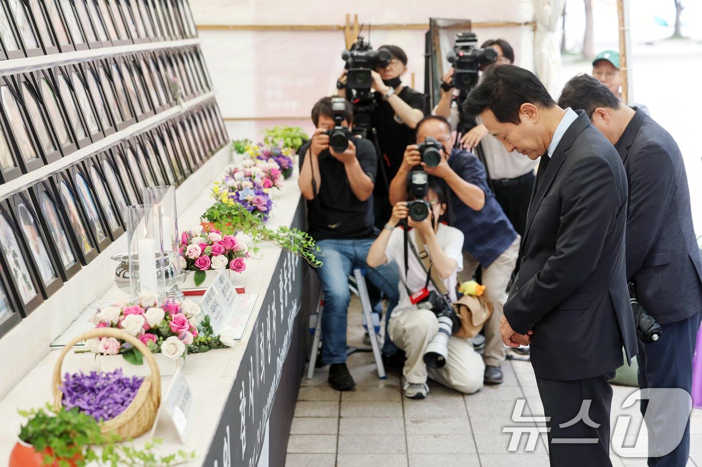 오세훈 서울시장이 15일 오후 서울 중구 서울광장에 마련된 10·29 이태원 참사 희생자 합동분향소를 찾아 묵념하고 있다. 2024.6.15/뉴스1 ⓒ News1 민경석 기자