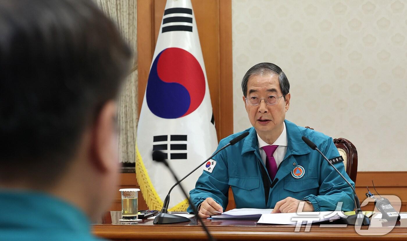 한덕수 국무총리가 16일 서울 종로구 정부서울청사에서 의사집단행동 중앙재난안전대책본부 회의를 주재하며 모두발언을 하고 있다. 2024.6.16/뉴스1 ⓒ News1 김성진 기자