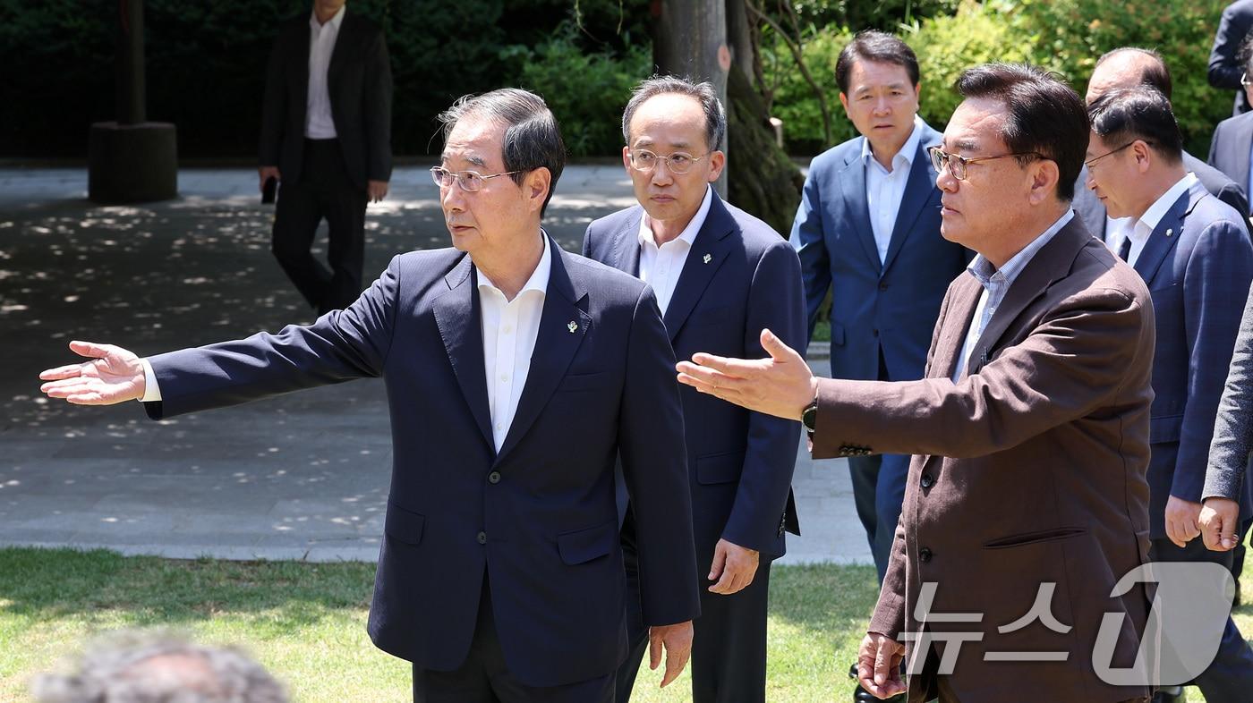 한덕수 국무총리&#40;왼쪽&#41;가 16일 서울 종로구 삼청동 국무총리공관에서 열린 제18차 고위당정협의회에서 정진석 대통령실 비서실장 등 참석자들과 회의장으로 이동하고 있다. 2024.6.16/뉴스1 ⓒ News1 김성진 기자