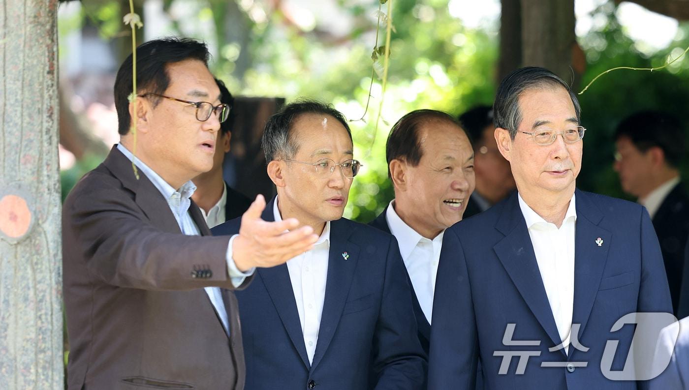 한덕수 국무총리&#40;오른쪽&#41;가 16일 서울 종로구 삼청동 국무총리공관에서 열린 제18차 고위당정협의회에서 정진석 대통령실 비서실장, 추경호 국민의힘 원내대표, 황우여 국민의힘 비상대책위원장과 기념촬영을 하기 위해 이동하고 있다. 2024.6.16/뉴스1 ⓒ News1 김성진 기자