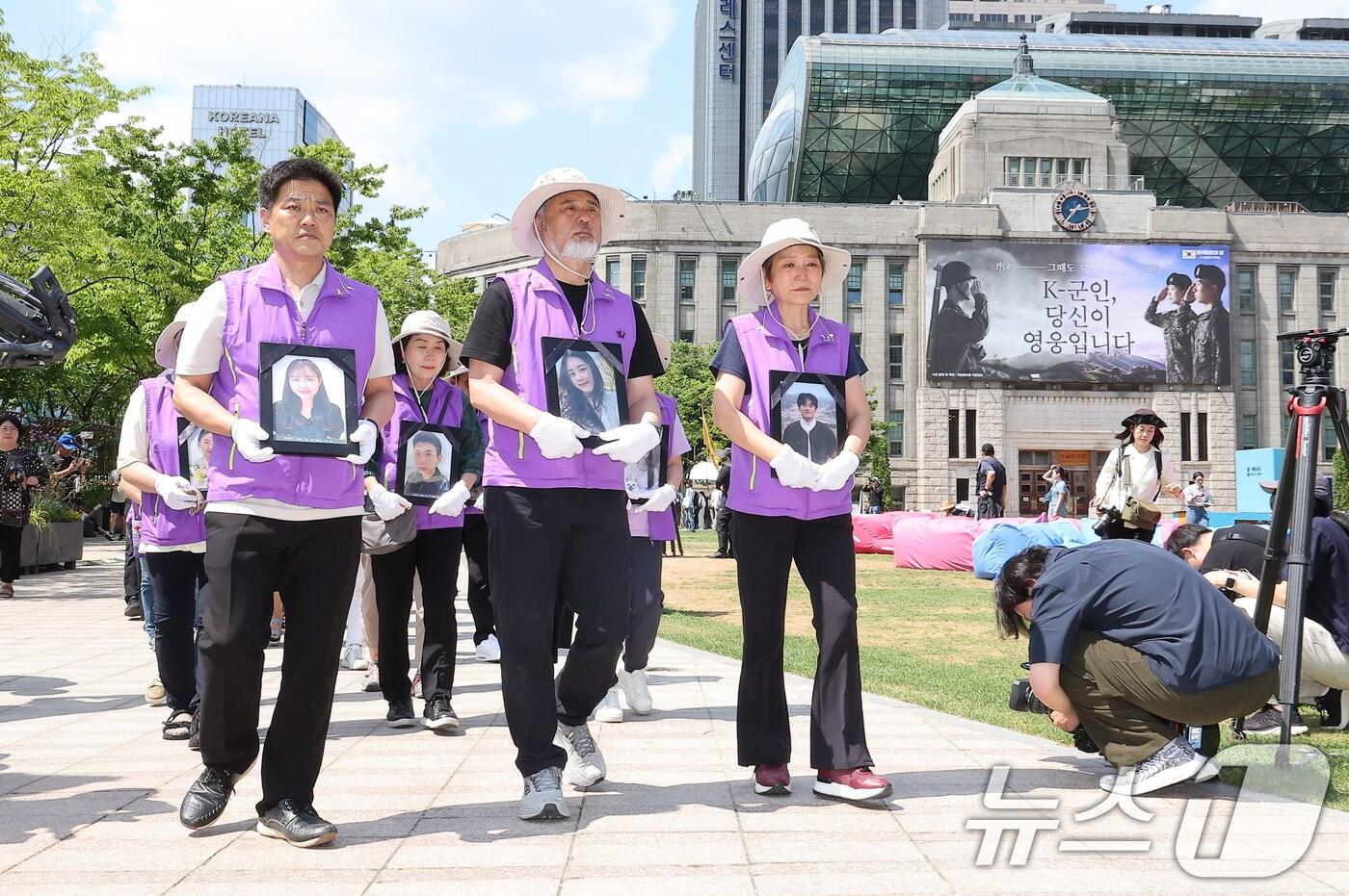 10·29 이태원 참사 희생자 유가족들이 16일 오후 서울 중구 서울광장에 마련된 희생자 합동분향소에서 분향소 운영 종료식을 마치고 을지로 부림빌딩에 마련된 10·29 이태원 참사 기억소통 공간 ‘별들의 집’으로 행진하고 있다. 2024.6.16/뉴스1 ⓒ News1 김진환 기자